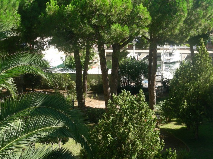 Location de vacances - Appartement à Agde - Jardin vu de l'appartement