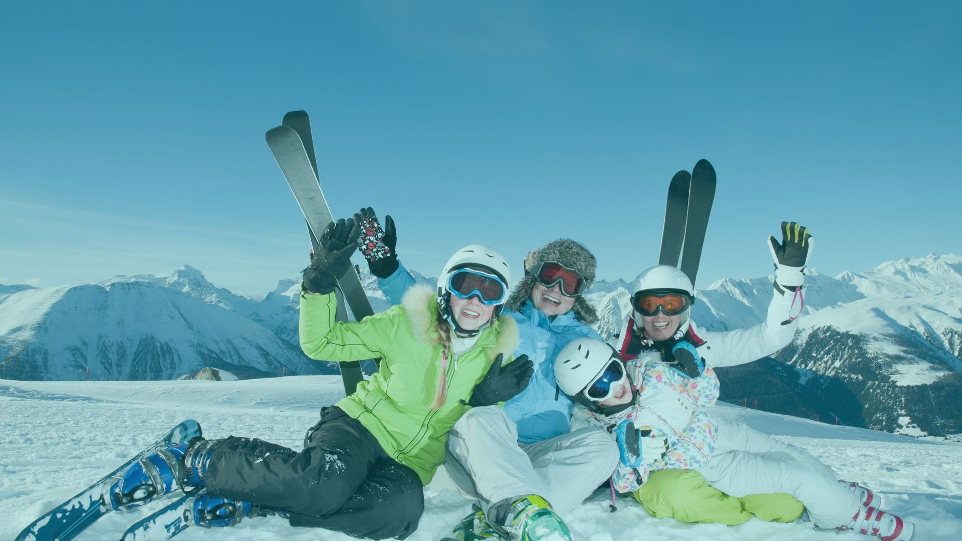 Une famille en vacances de ski à la montagne.