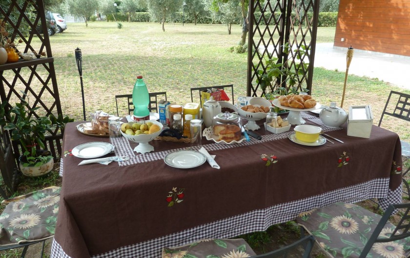 Location de vacances - Chalet à Pozzuoli - Le petit déjeuner dans le jardin