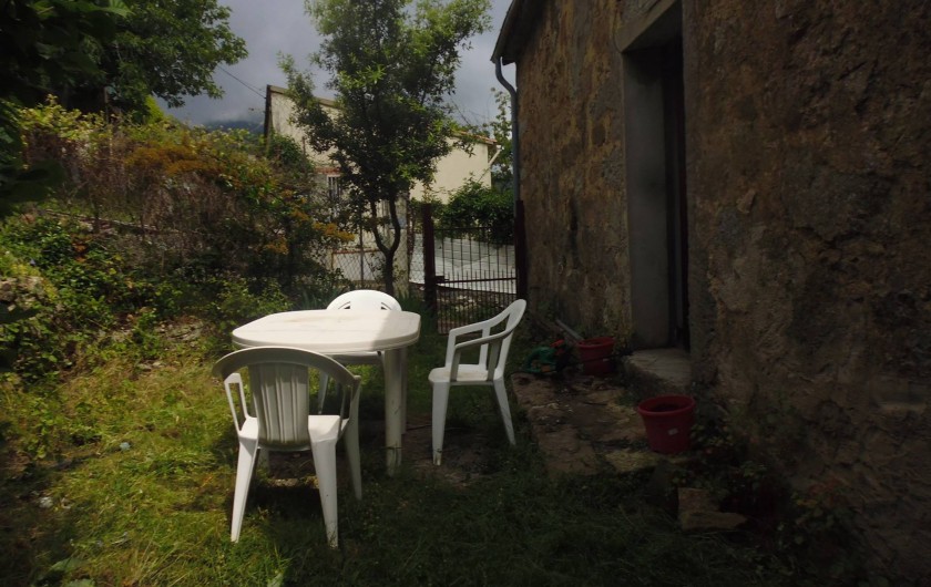 Location de vacances - Maison - Villa à Évisa - jardinet devant la maison pour prendre ses repas à l'extérieur