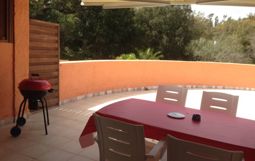Location de vacances - Appartement à Sainte-Lucie de Porto-Vecchio - terrasse semi couverte avec barbecue