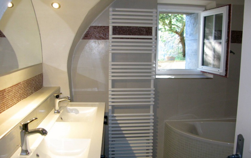 Location de vacances - Gîte à Minerve - salle du bain au rdc