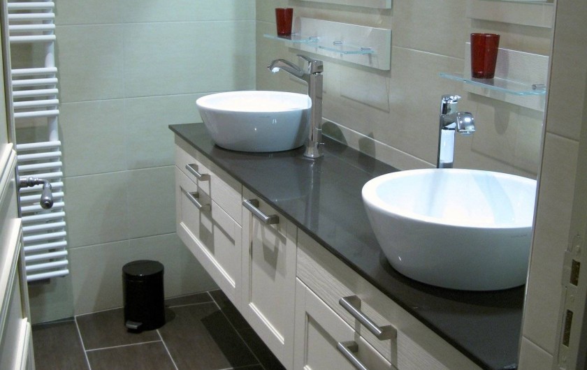 Location de vacances - Gîte à Minerve - salle de bain à l'étage