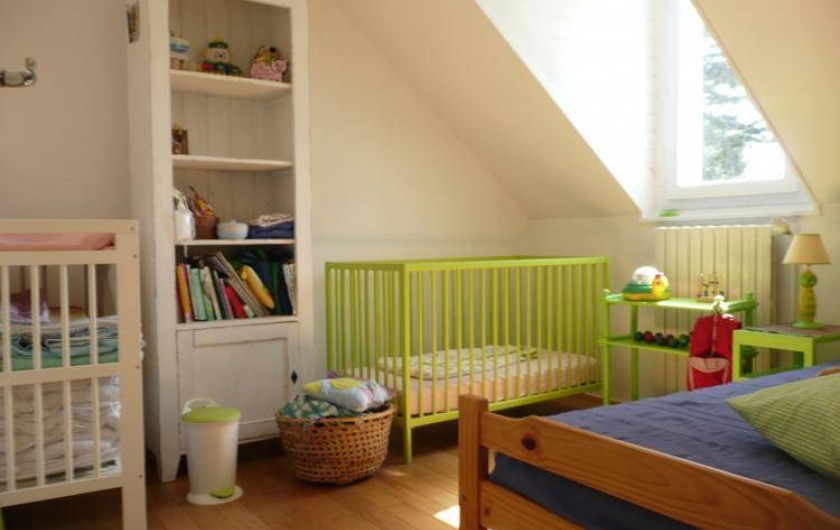 Location de vacances - Maison - Villa à Kersaint - Une chambre "enfants" avec un lit bébé et une table à langer.