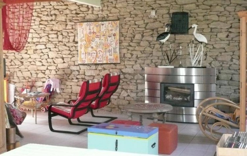 Location de vacances - Maison - Villa à Kersaint - la salle de séjour avec une cheminée bien agréable en hiver.
