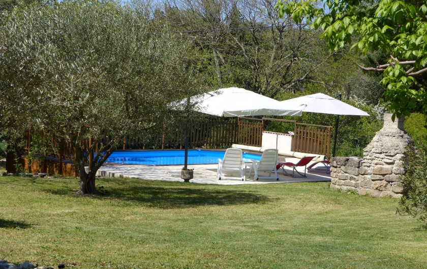 Grande piscine,8.2 x 4.2 équipée de parasols,douche solaire,bain de soleil...