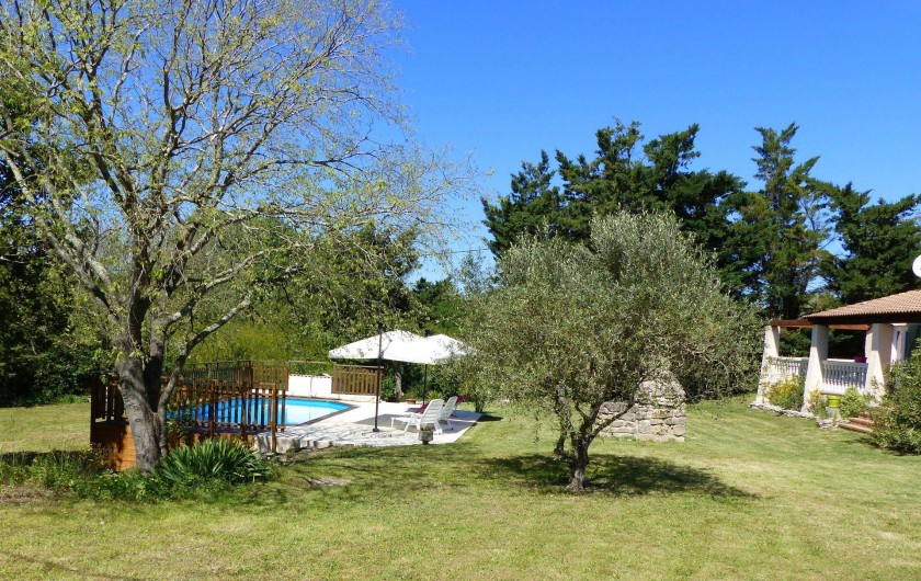 Location de vacances - Villa à Uzès - villa piscine vue du milieu du terrain