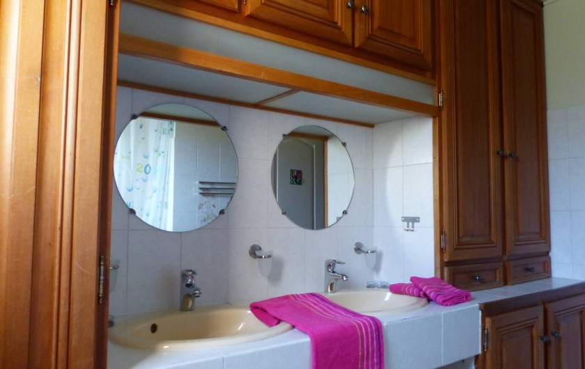 Location de vacances - Villa à Uzès - salle de bain 2 lavabos et baignoire et douche