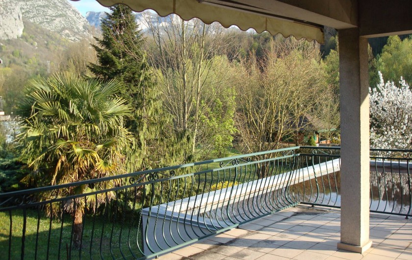 La terrasse avec vue sur la montagne et la rivière La Bourne.