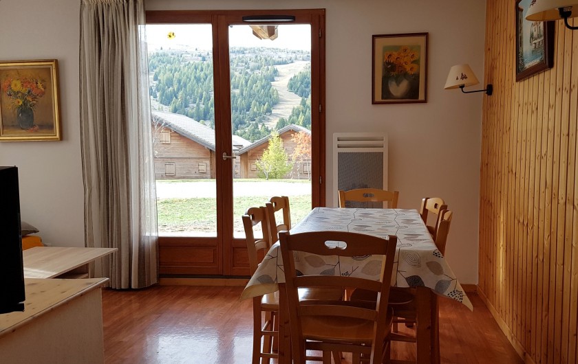 Location de vacances - Chalet à Le Dévoluy - coin repas, vue sur les pistes
