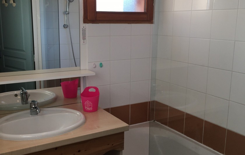 Location de vacances - Chalet à Le Dévoluy - Salle de bain avec baignoire/ douche