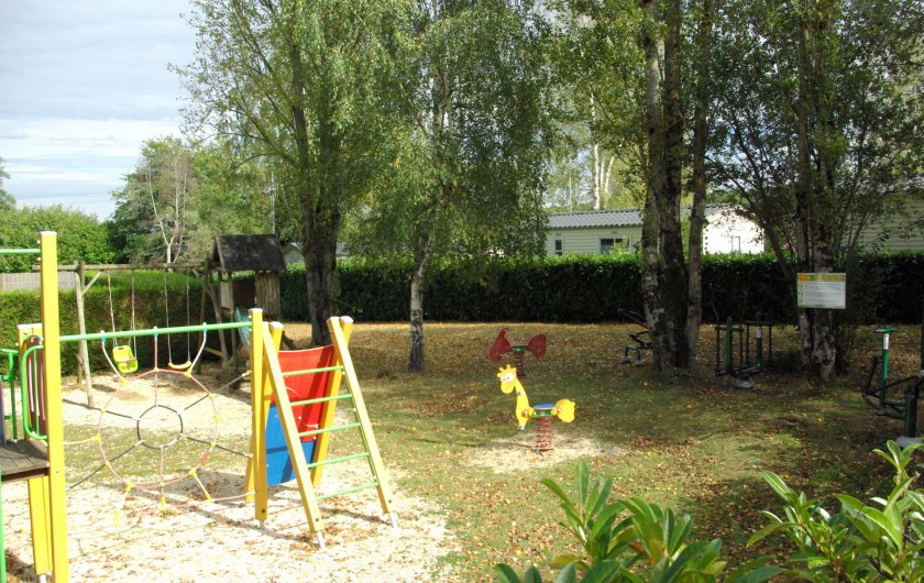 Location de vacances - Camping à Mézières-sous-Lavardin - Espace de jeux pour tous