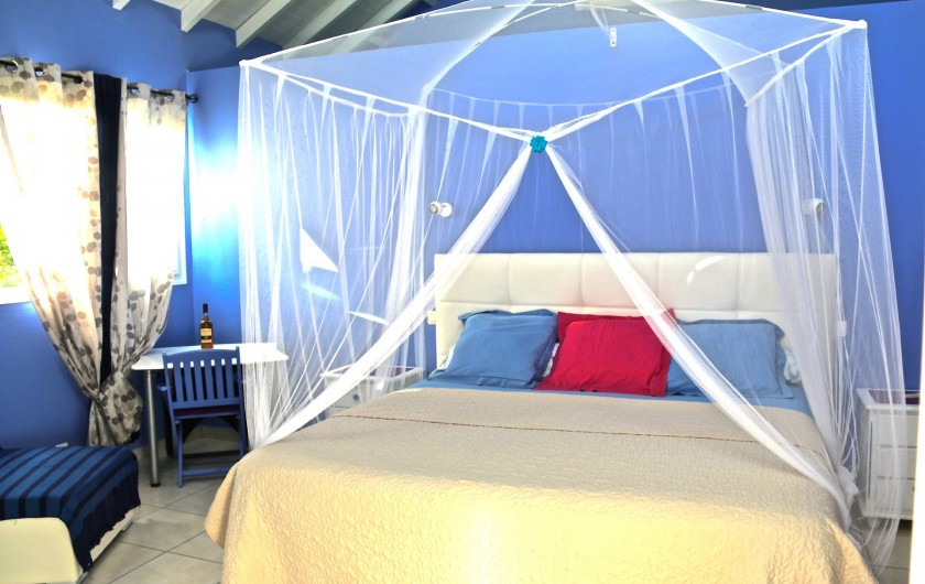 Location de vacances - Chambre d'hôtes à Le Gosier - Grande chambre de 36 m2 avec lit de 200x200