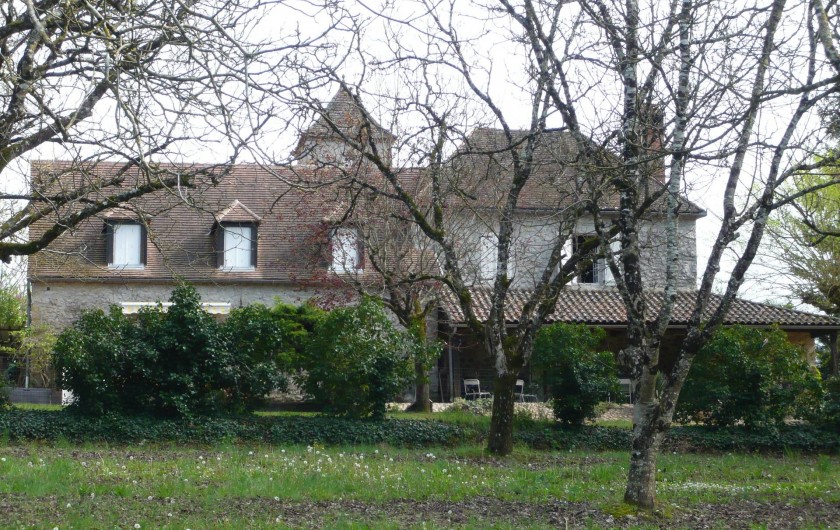 Location de vacances - Maison - Villa à Lacave - A gauche  votre façade côté Dordogne ( 3 chiens assis sur le toit)