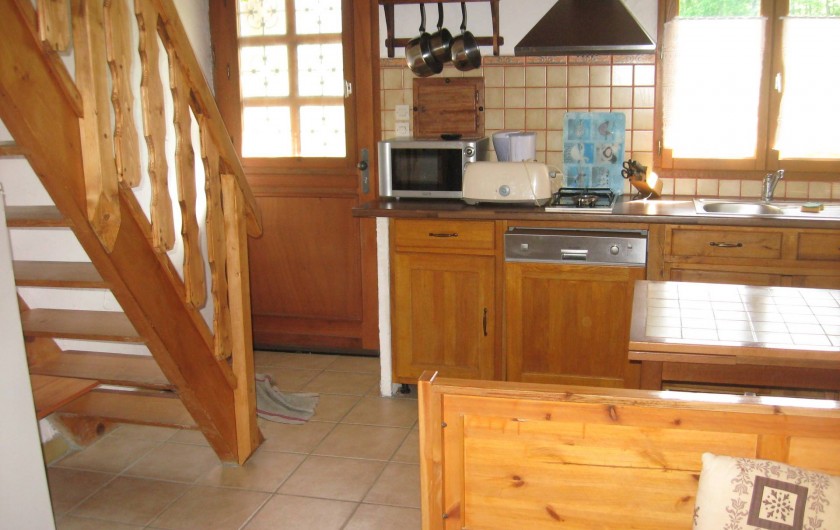 Location de vacances - Chalet à Hauteluce - Entrée, cuisine avec lave vaisselle 12 C, frigidaire 240L, micro ondes, hotte.
