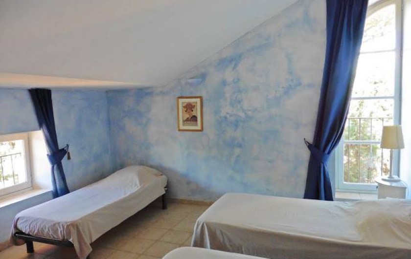 Location de vacances - Appartement à La Londe-les-Maures - Chambre avec 3 lits simple.