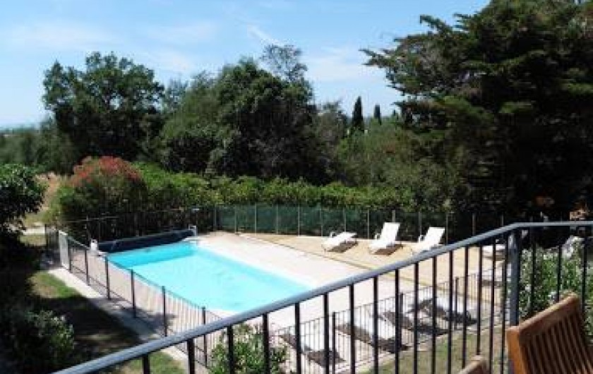 Location de vacances - Appartement à La Londe-les-Maures - Terrasse en hauteur avec vue sur la piscine et la mer.