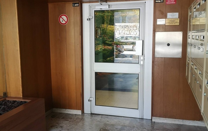 Location de vacances - Appartement à Saint-Étienne - le hall avec la 2 portes de sécurité qui s'ouvre avec L'interphone