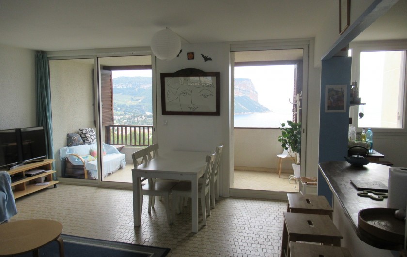 Location de vacances - Appartement à Cassis - Le séjour et le balcon
