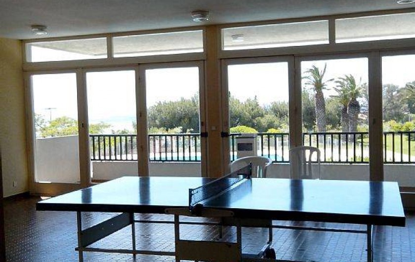 Une des deux tables de ping pong
