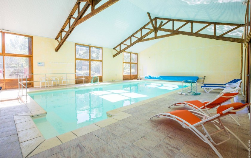 Location de vacances - Chambre d'hôtes à Saint-Méloir-des-Ondes - La piscine couverte et chauffée.