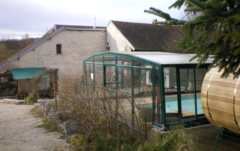 Location de vacances - Gîte à Sorans-lès-Breurey - abords du gite avec terrasse + piscine à proximité.