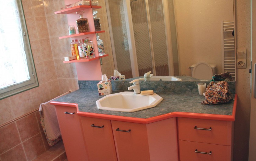 Location de vacances - Maison - Villa à Pléneuf-Val-André - la salle de douche du bas, spacieuse avec plein de rangements !