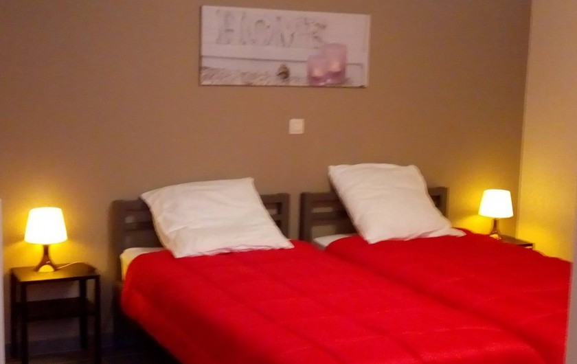 Location de vacances - Gîte à Stavelot - chambre à coucher 3 personnes avec salle de bain, 3 lits de 90 x 200