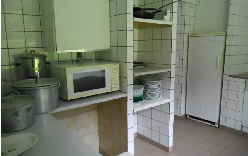 Location de vacances - Gîte à Dinant - La petite cuisine du bâtiment d'hébergement avec microonde et frigo