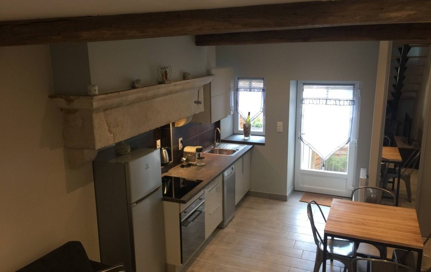 Location de vacances - Gîte à Meursault - Cuisine tout équipée , avec coin repas .