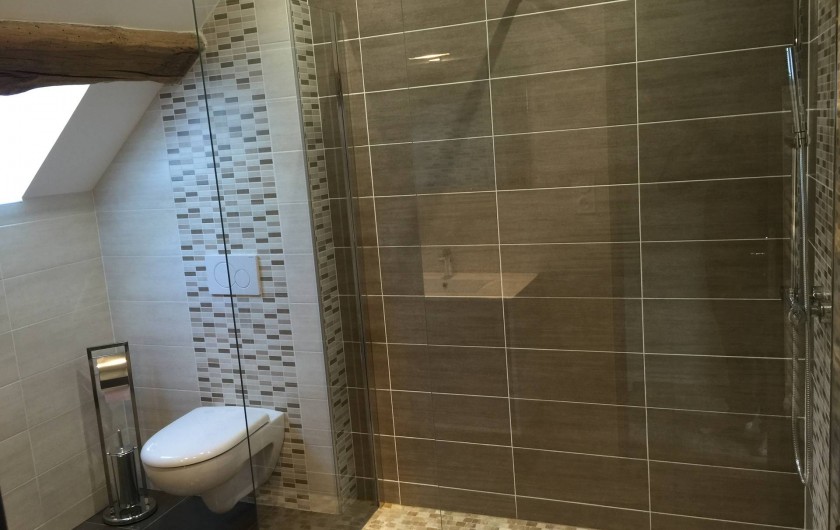 Location de vacances - Gîte à Meursault - Salle de bain avec douche à l'italienne .