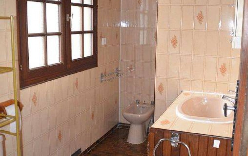 Location de vacances - Gîte à Prats-de-Carlux - Salle de bain avec douche au fond à droite