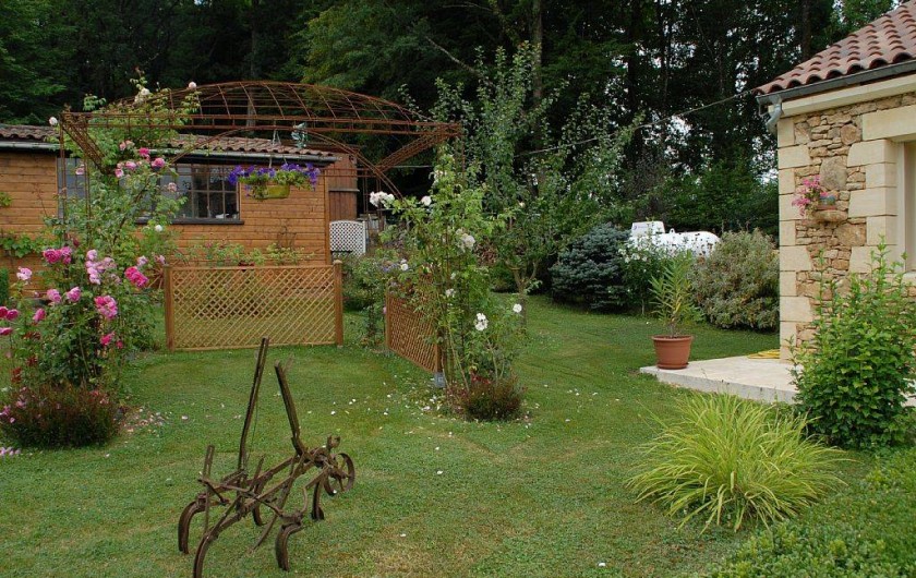 Location de vacances - Gîte à Prats-de-Carlux - Jardin devant gite