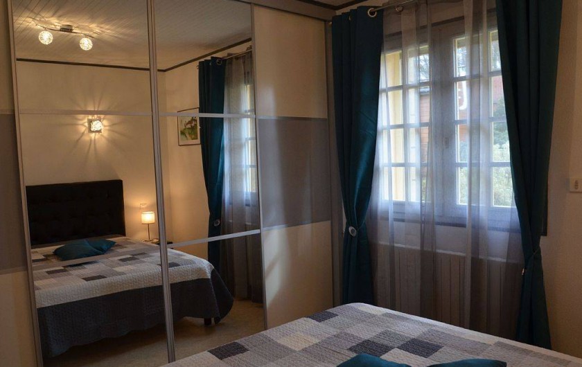 Location de vacances - Gîte à Prats-de-Carlux - Chambre avec grandes penderie et rangements (tiroirs ,étagères)
