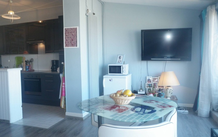Location de vacances - Appartement à Le Touquet-Paris-Plage - La tv donc ...à droite la mer  l'appartement est très lumineux