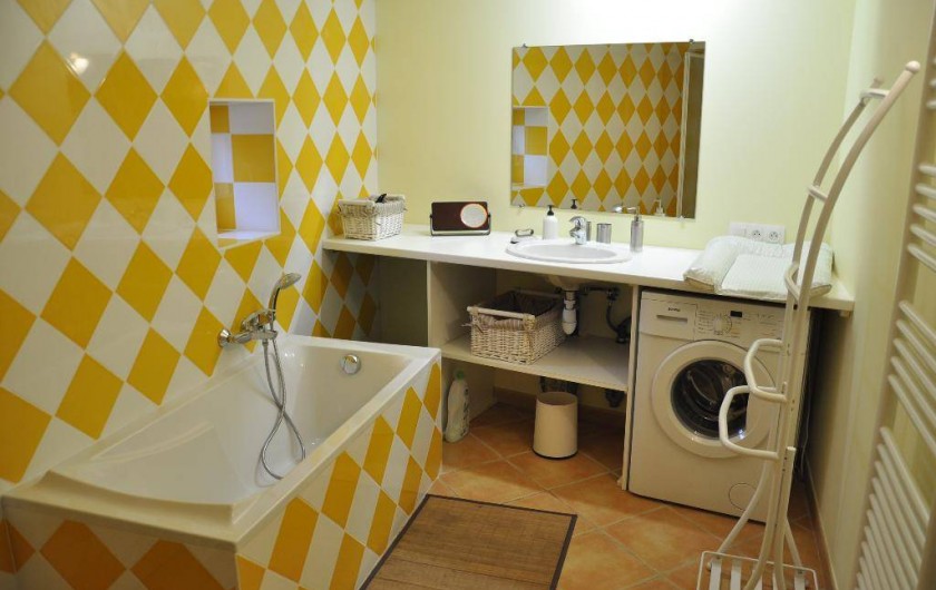 Une salle de bain avec douche du Vigneronnage   à St Julien dans le Rhône