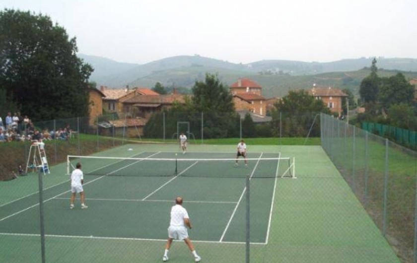 Location de vacances - Gîte à Saint-Julien - Le tennis  au Château du Jonchy à St Julien dans le Rhône (France)