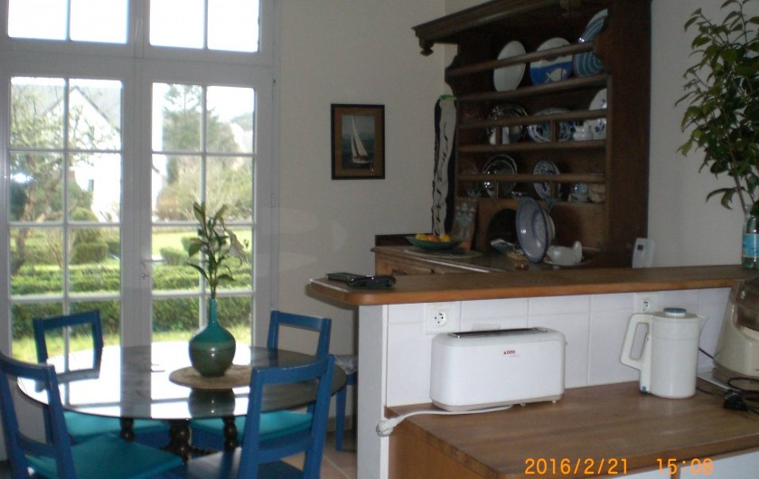 Location de vacances - Villa à Carnac - salle à manger donnant sur jardin. Exposition sud, grande porte fenêtre