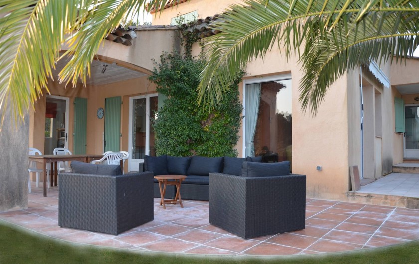 Location de vacances - Villa à Saint-Raphaël - terrasse avec salon de jardin
