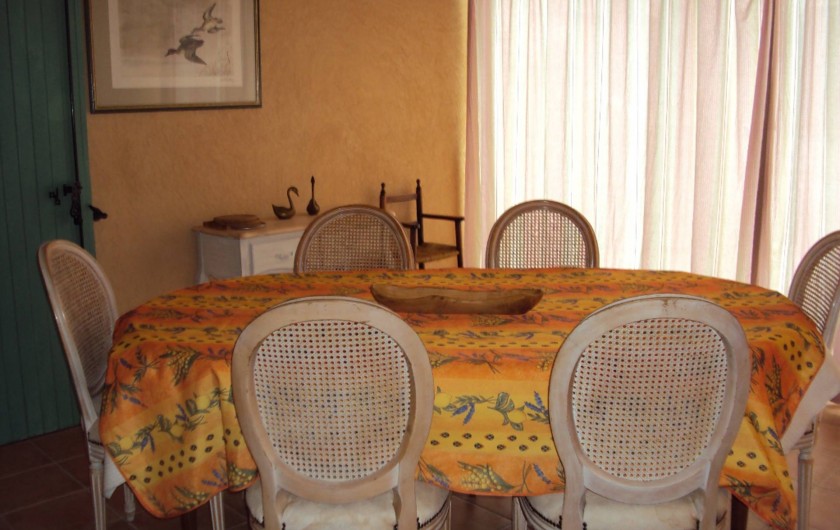 Location de vacances - Villa à Saint-Raphaël - salle à manger avec chaise bébé
