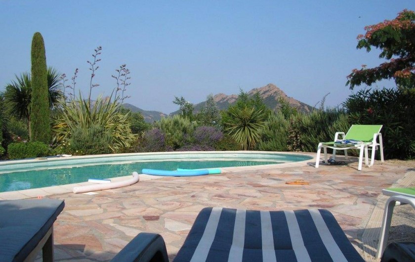 Location de vacances - Villa à Saint-Raphaël - piscine et vue sur le Rastel d'Agay