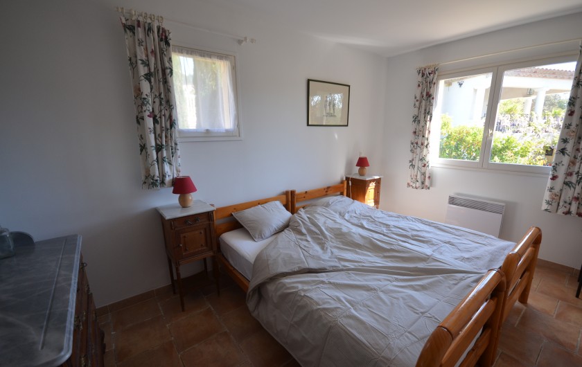 Location de vacances - Villa à Saint-Raphaël - La chambre 'le figuier', lits jumeaux et salle de douche privative...