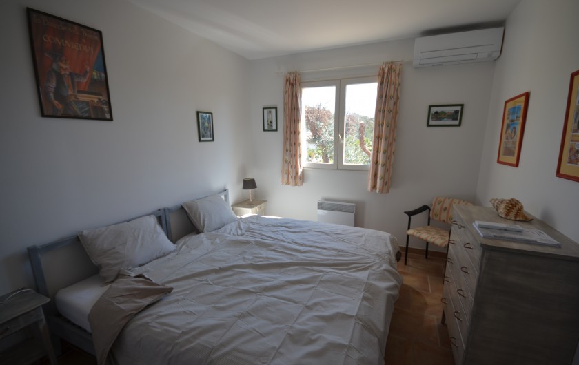 Location de vacances - Villa à Saint-Raphaël - La chambre 'Soline', un placards et des lits jumeaux.