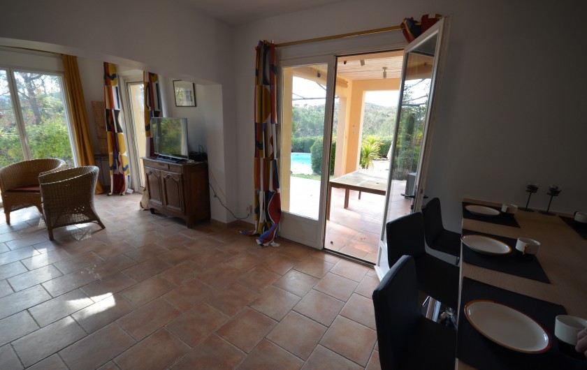Location de vacances - Villa à Saint-Raphaël - donne sur la loggia et la cuisine ouverte.