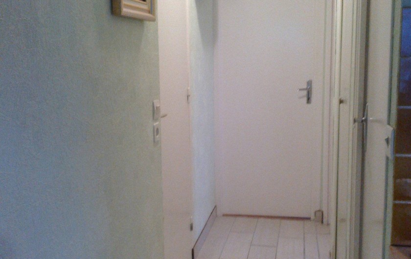 Location de vacances - Appartement à Perros-Guirec - couloir donnant sur les différentes pièce au fond la chambre