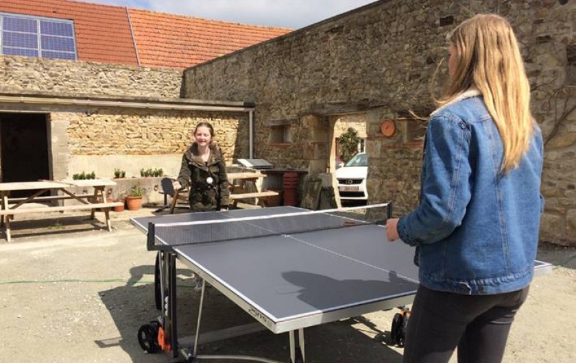 jouer le ping-pong dans la salle en plein air