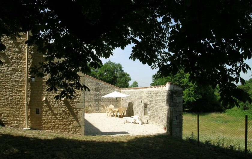 Location de vacances - Gîte à Neuvicq-le-Château - Vue sur le patio