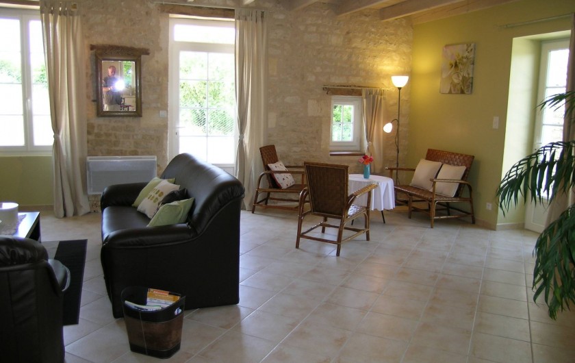 Location de vacances - Gîte à Neuvicq-le-Château - salon et coin détente