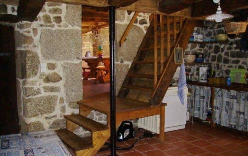 Escalier vers le séjour (3 marches) puis vers l'étage