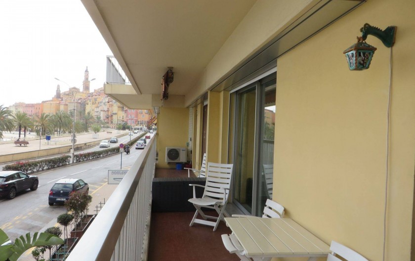 Location de vacances - Appartement à Menton - terrasse avec vue sur Vieux Menton